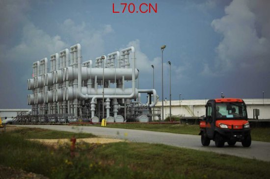 在德克萨斯州弗里波特的布莱恩山战略石油储备区，矗立着输油管道。