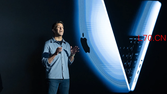 2026 年 3 月 4 日周三，美国纽约，苹果公司硬件工程高级副总裁约翰・特努斯出席苹果发布会。苹果本周发布了多款新品，包括售价 599 美元的 MacBook Neo（旗下首款真正的入门级笔记本电脑）以及 iPhone 17e，同时还推出了更新版 MacBook Pro、MacBook Air、Studio 显示器与 iPad Air。