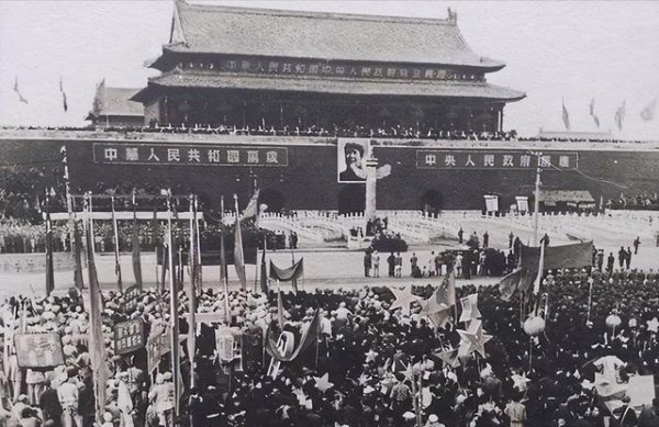 1970年，怕21辆车在国庆游行中趴窝！工人想出一招，让人哭笑不得