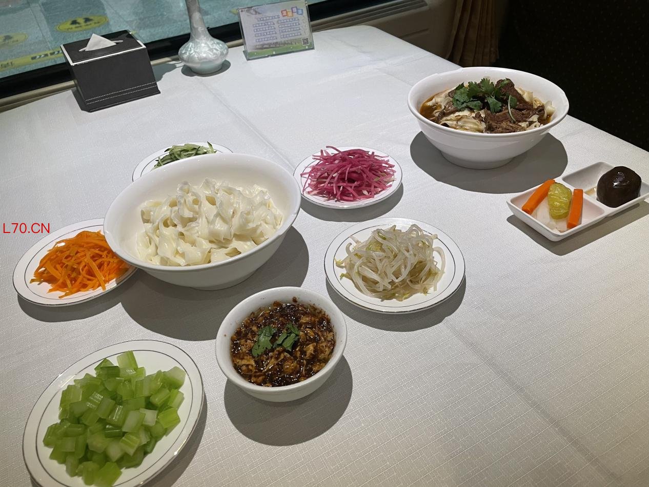 餐车上的西北特色美食。受访方供图