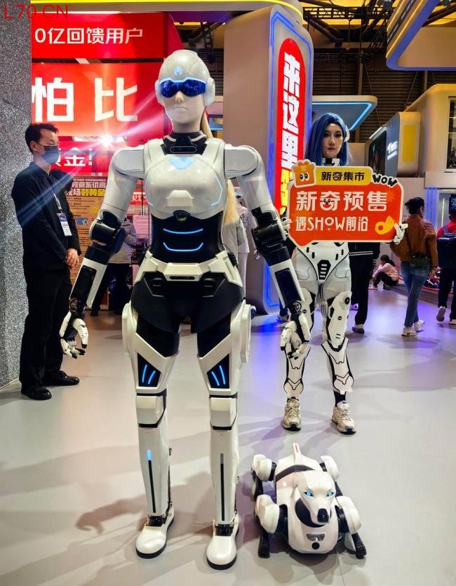 北京街头机器人跑友大半夜偷偷卷