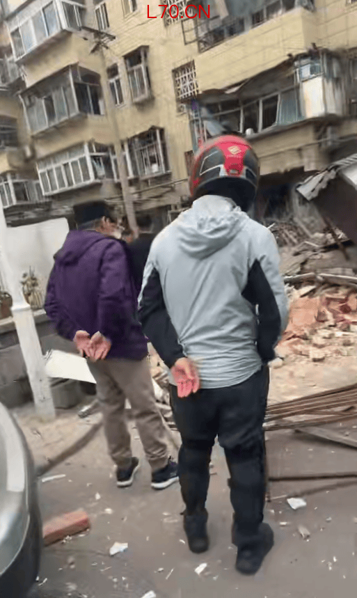 济南一商铺发生爆炸 居民楼窗户破碎 事故原因正在调查中